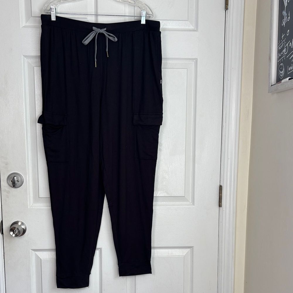 KOOLABURRA by UGG Black cargo joggers size 1X lightweight soft elastic waistband